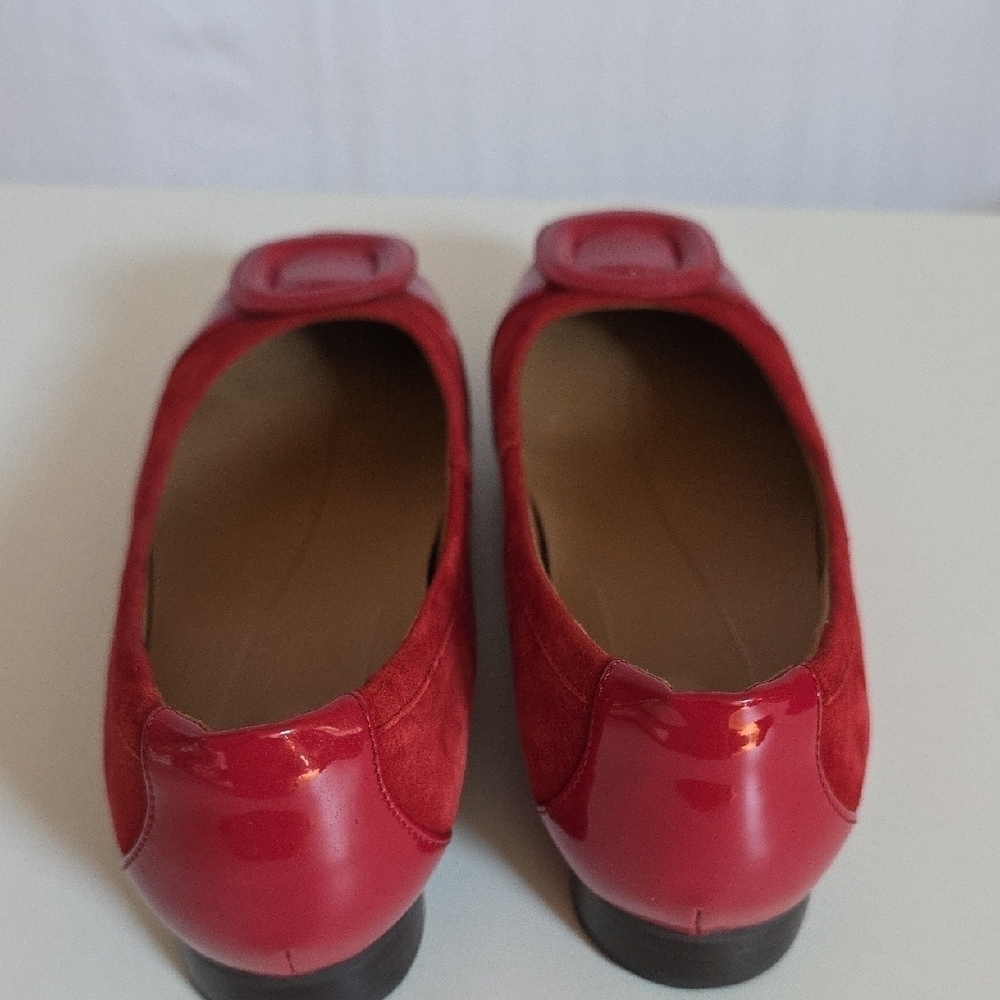 Clarks "Unstructured" Women's Red Suede/Patent Leather Ballet Flats. Size 8 - Picture 8 of 8